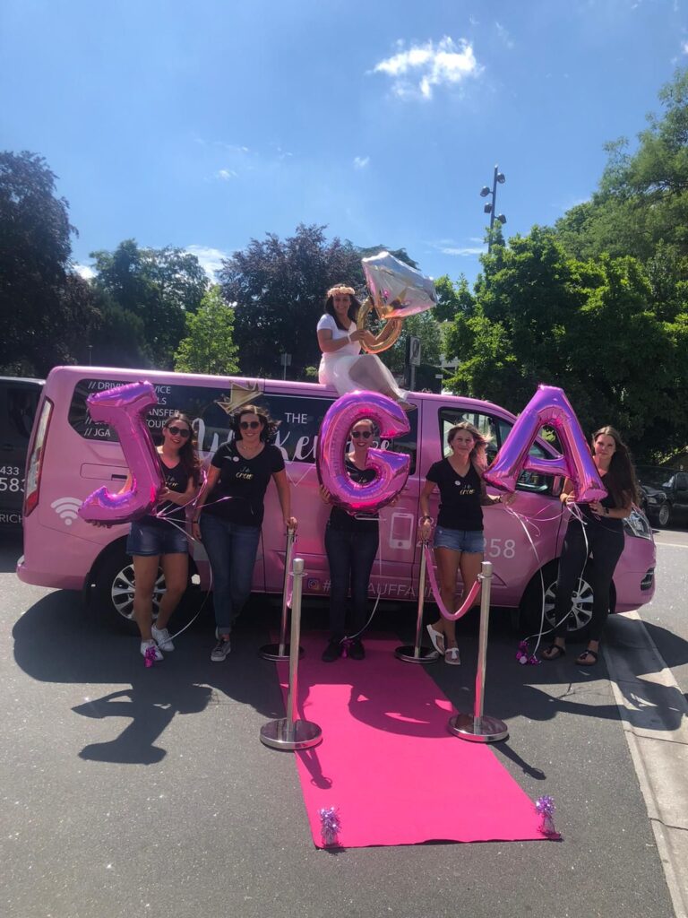 JGA Party mit Helium Ballons mit dem Pinken Weekender Partybus